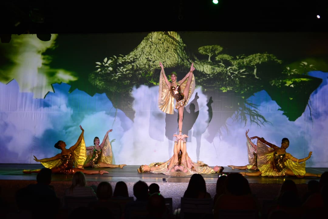 Eine akrobatische Tanzshow im Theater des Hotels Hotel Delphin Imperial
