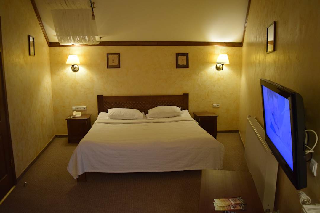 Doppelzimmer mit Doppelbett... Hotel Pid Templem