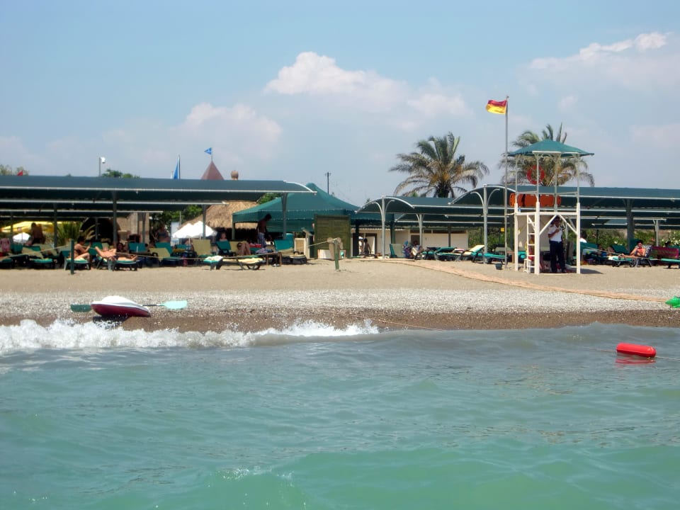 Blick vom Boot auf den Hotelstrand Belek Beach Resort Hotel