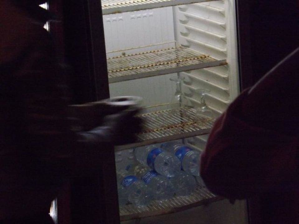 Verdreckter Kühlschrank Aufbewahrung für Gläser Lotus Bay Beach Resort