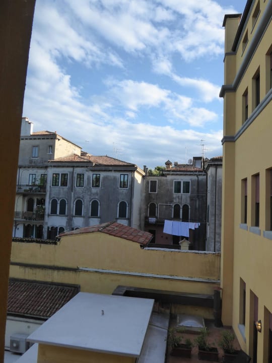Blick aus dem Fenster zum Innenhof Hotel Indigo Venice - Sant'Elena