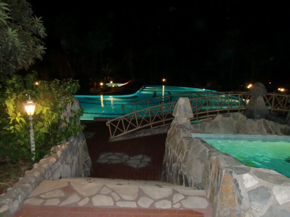 Teil der Poolanlage, nachts Hotel Defne Garden