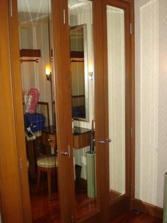 Dreiflügeliger Schrank Hotel The Peninsula Bangkok