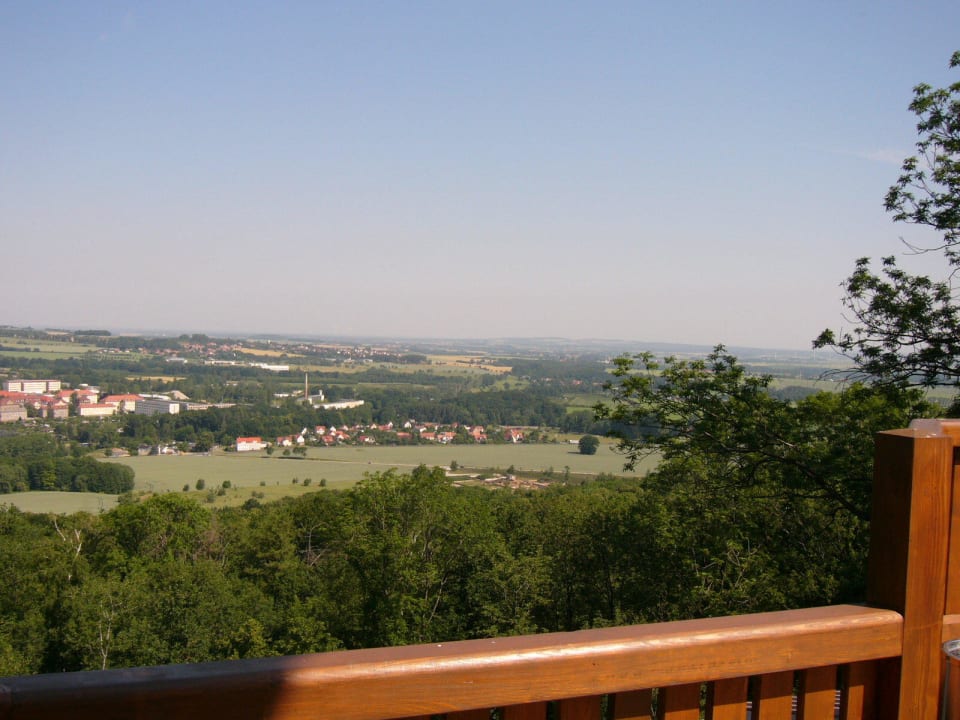 Talblick von der großen Außenterrasse im 1. Stock Berg-Gasthof Honigbrunnen