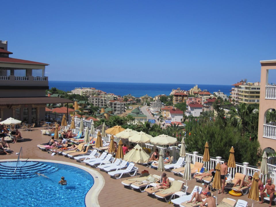 Untere Poolanlage mit Animation Hotel Club Paradiso