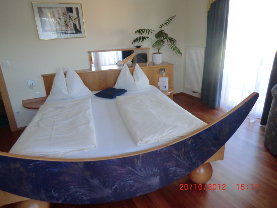 Bett im Zimmer " Mond " Hotel Himmelreich