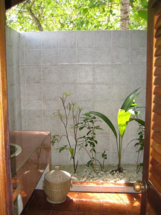 Bad des Strandbungalows NH Collection Maldives Reethi Resort