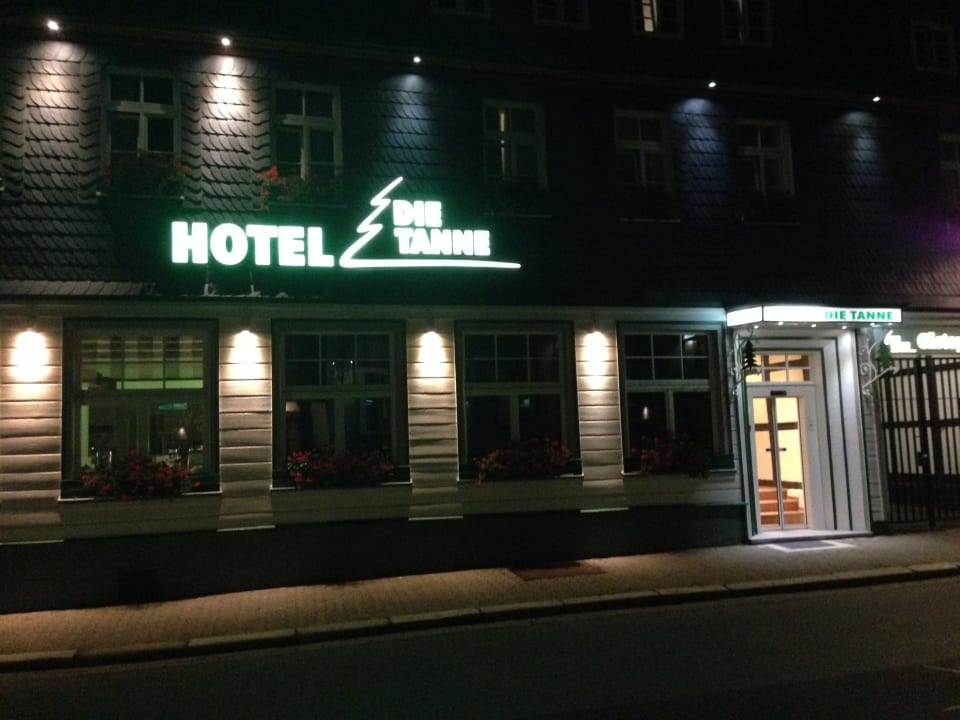 Front und Eingang Hotel Die Tanne