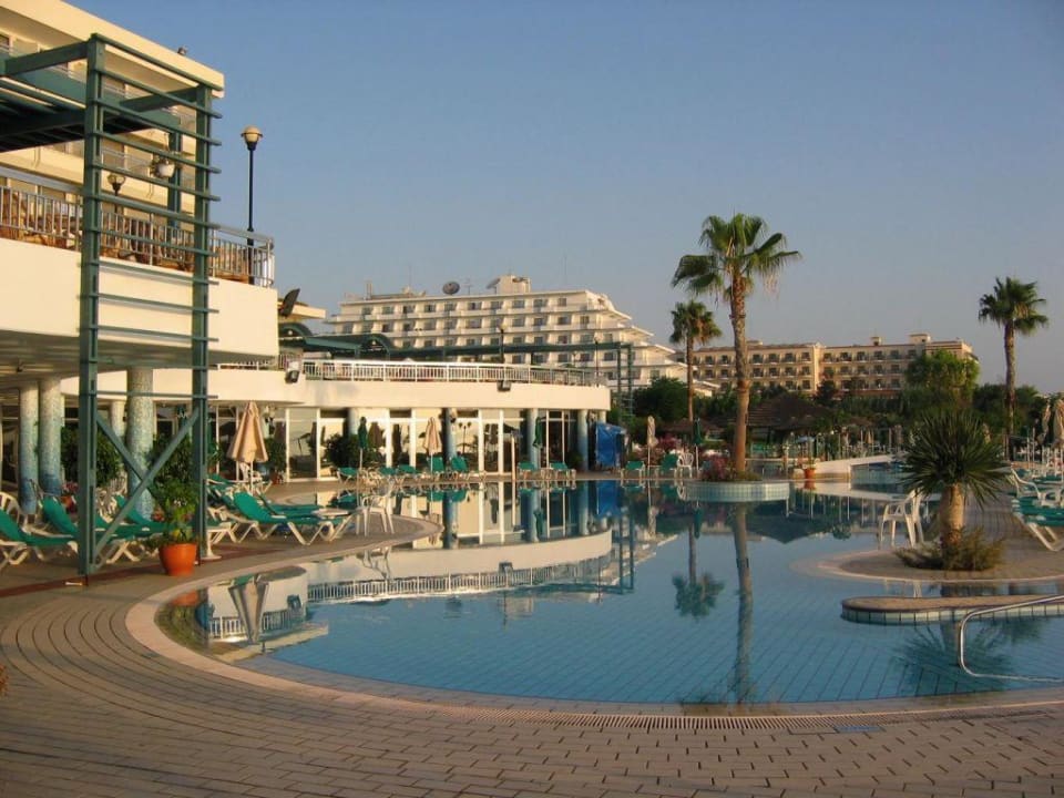 Pool-Anlage Hotel Sunrise Beach