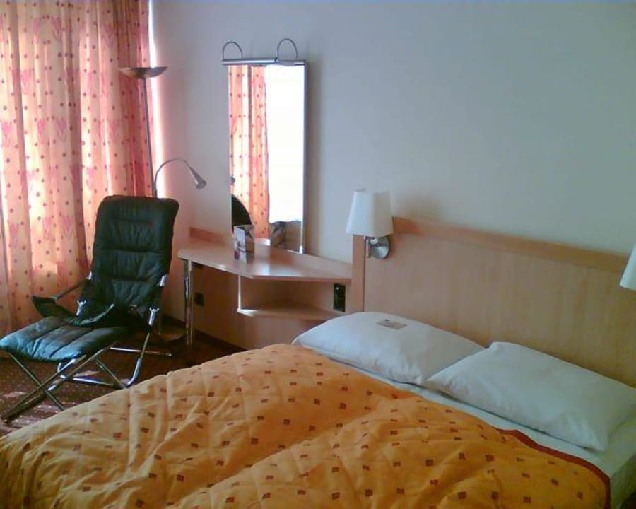 Schön eingerichtetes Zimmer Hotel NH Leipzig Messe