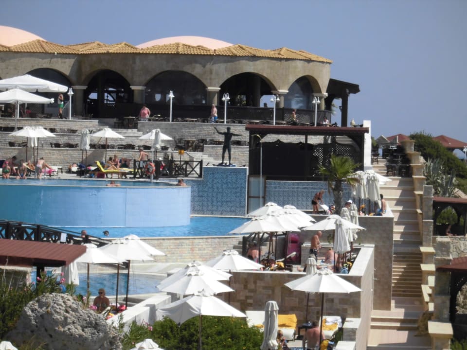 Blick auf die Poolanlage Hotel Kalithea Horizon Royal