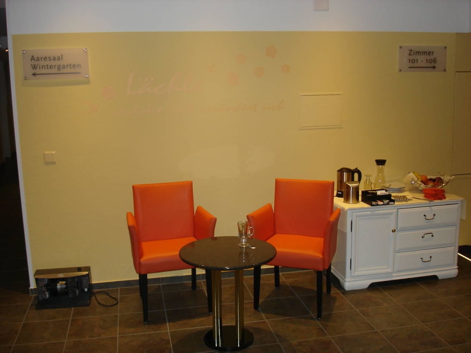 Schuhputzmaschine und Sitze im Gang Hotel Krone