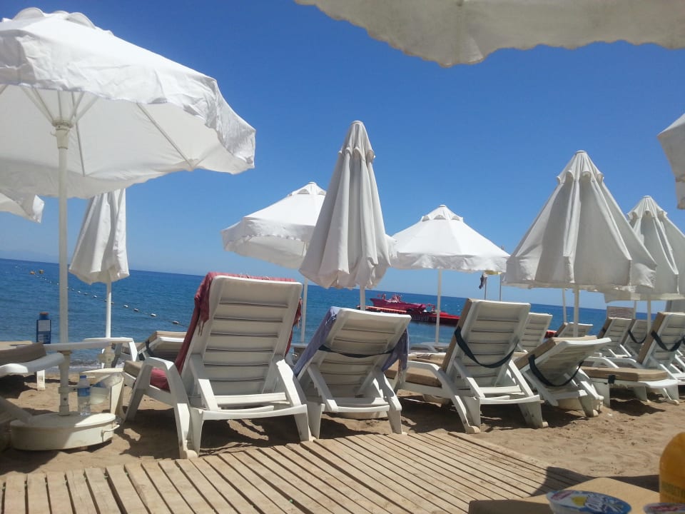 Пляж Crystal Flora Beach Resort
