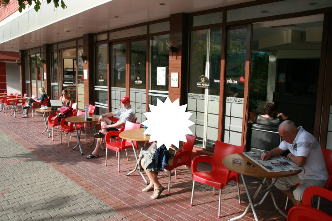 Sitzmöglichkeit vor dem Hotel Hotel Aslan City Kleopatra