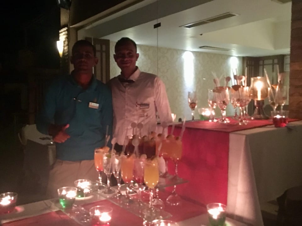 Die Kellner warten mit dem Aperitif beim Gala Dinner Shams Prestige Abu Soma-Adults Only