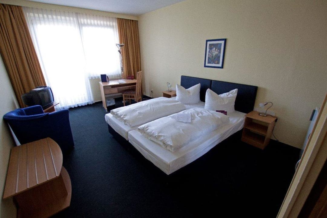 Blick vom Gang Richtung Doppelbett Days Inn Leipzig City Centre