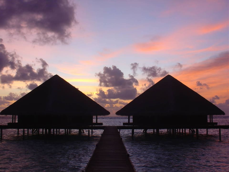 Sonnenuntergang an den Wasserbungalows Adaaran Club Rannalhi - All Inclusive