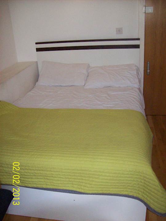 Bett neben der Eingangstür Hyde Park Executive Apartments