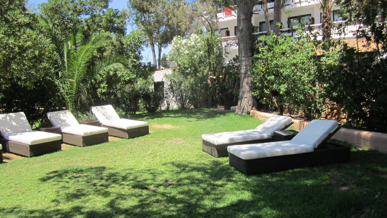 Liegewiese wenn mann das Premiumzimmer gebucht hat azuLine Hotel Bergantin