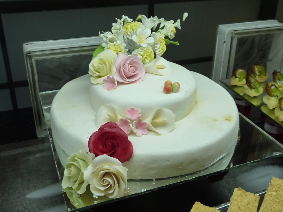 Weiße Torte als Kunstwerk TUI MAGIC LIFE Africana