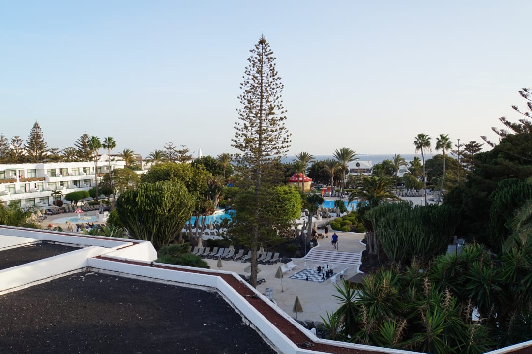 Poolandschaft vom Balkon unseres Zimmers aus fotografiert.  Hotel H10 Lanzarote Princess