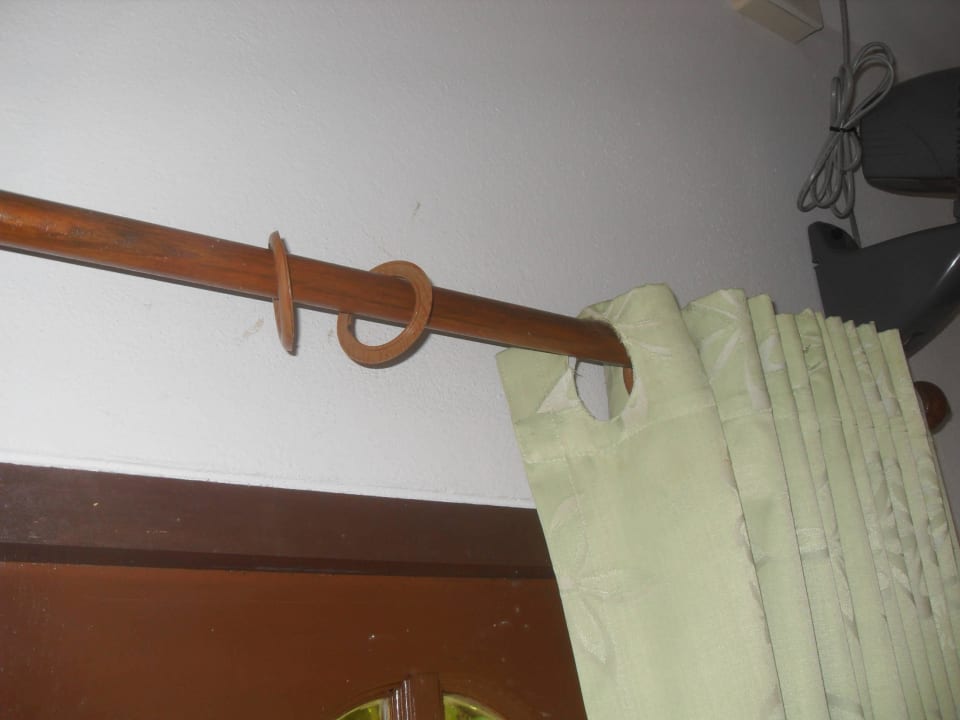 Auch der Vorhang bedarf einer Reparatr Guesthouse Bandokmaai