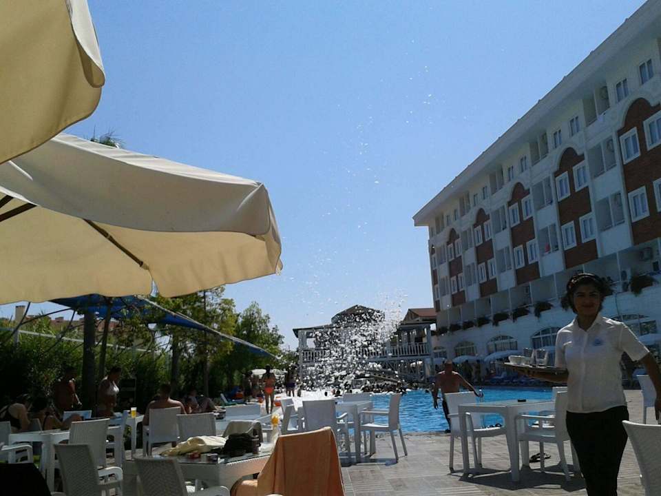 Die Poolterrasse. Side Royal Paradise Hotel