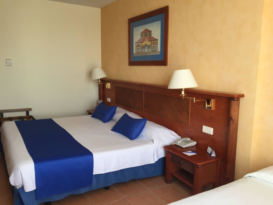 Grosses Bett aber nicht bequem Bahia Principe Sunlight Costa Adeje