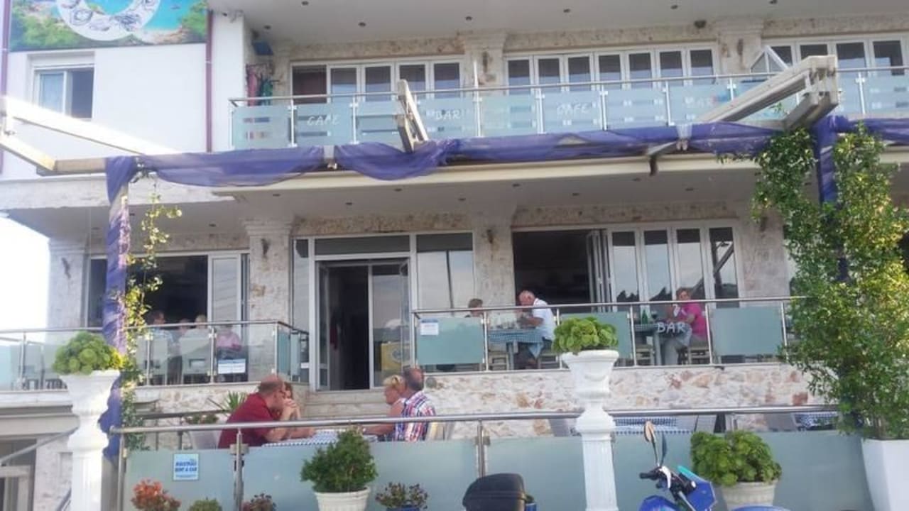 Vorderansicht mit Restaurant Hotel Maistrali
