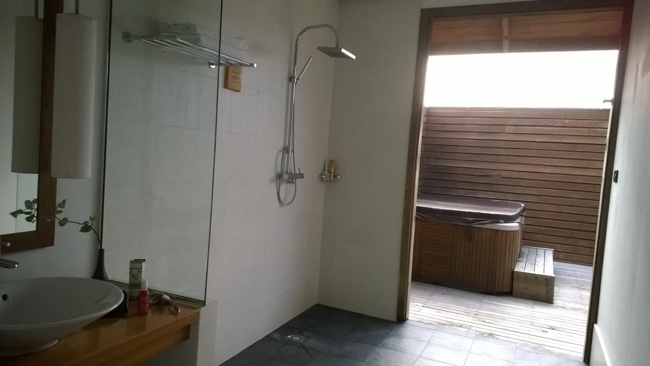 Bad der Jacuzzi Wasser-Villa Meeru Maldives Resort Island