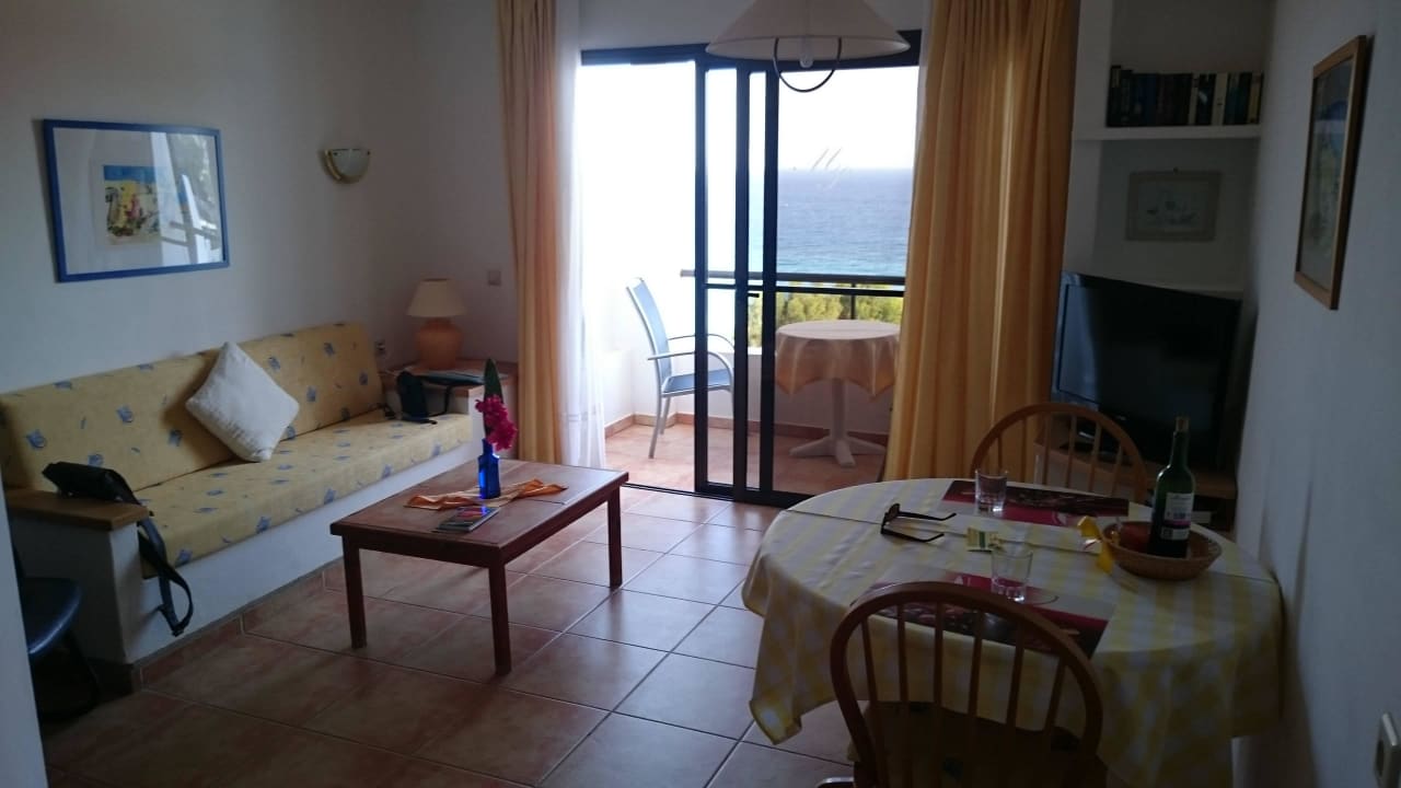 Wohnbereich mit Balkon zum Meer Marina Playa Suite Hotel