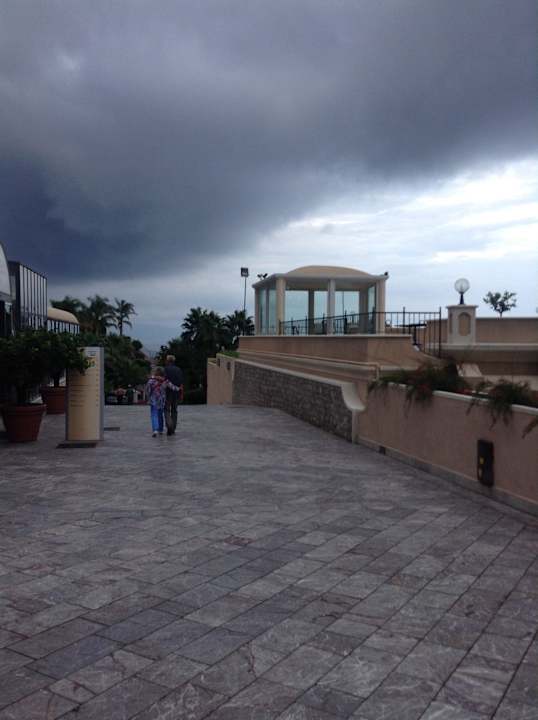Terrasse vor Rezeption Capo dei Greci Taormina Coast Resort Hotel & Spa