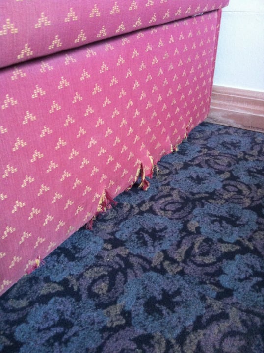 Zerrissene Polstermöbel Amadeo Hotel Schaffenrath