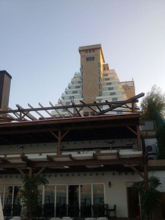 Vom Pool gesehen Ramada Plaza by Wyndham Antalya