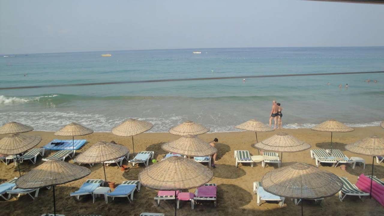 So ein Ausblick hat man beim Essen Aska Hotel Just in Beach