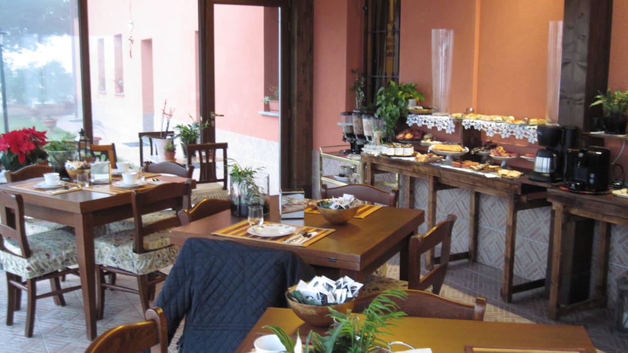 Frühstücksraum im Wintergarten Agriturismo Cascina San Carlo