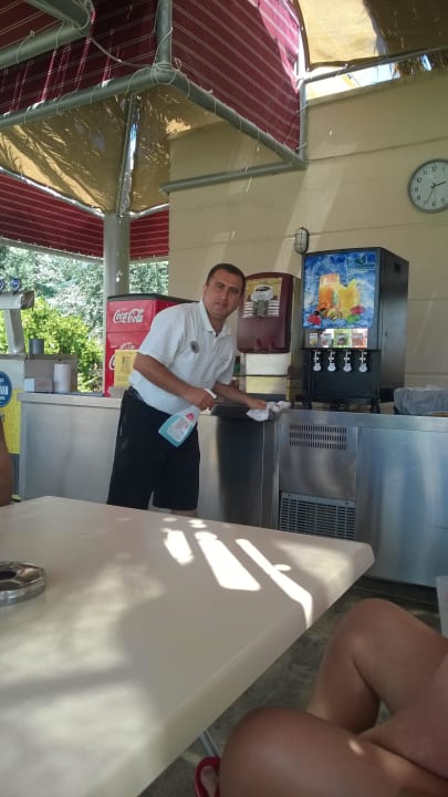 Özgür danke, immer nett und hält alles sehr sauber Alaiye Resort & Spa
