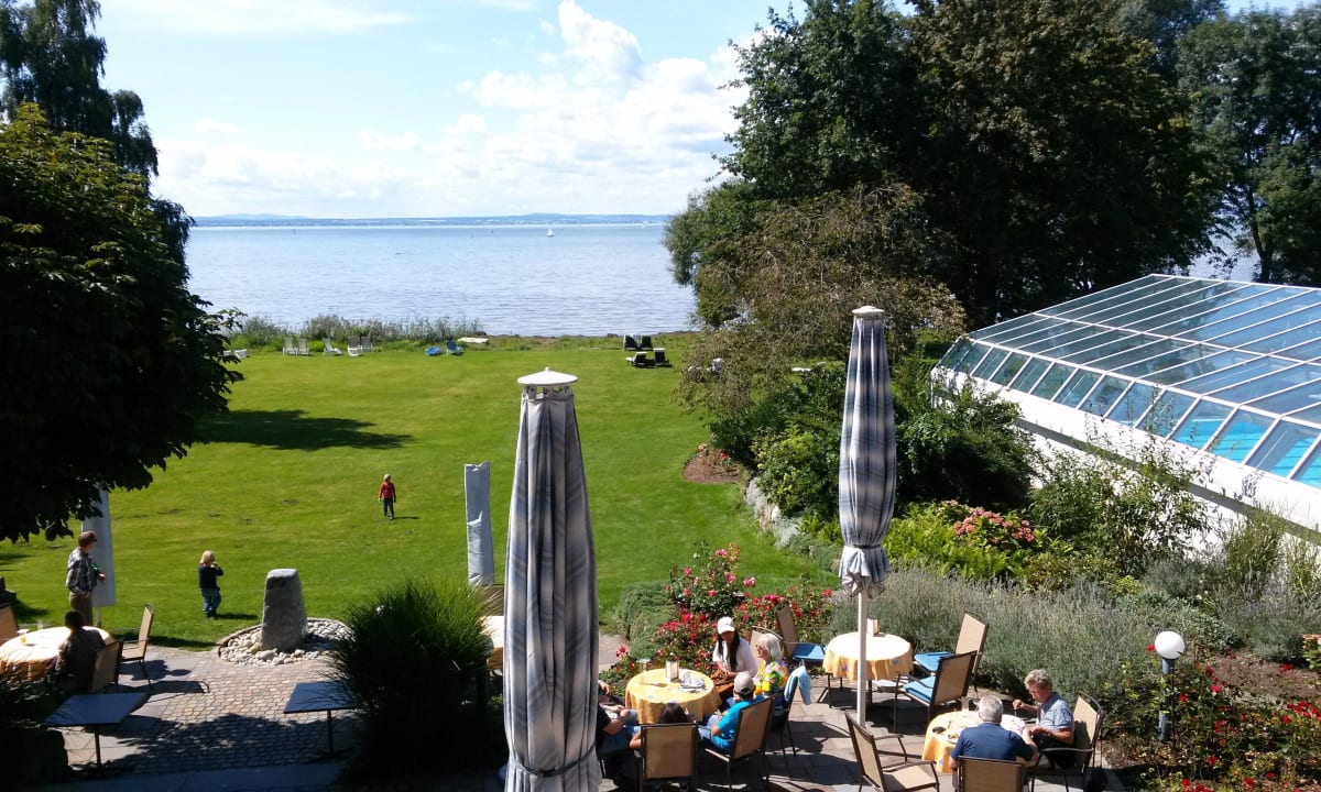 Blick vom Balkon auf Liegewiese, See und Hallenbad Hotel-Restaurant Schwedi