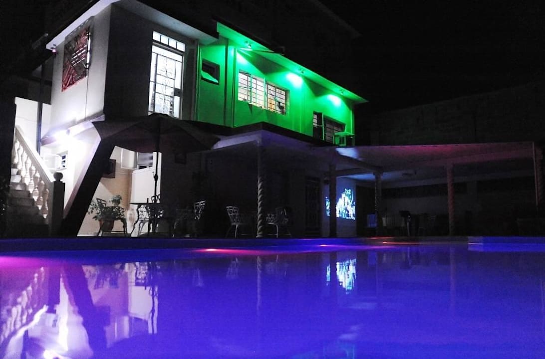 Poolbereich mit HD-Heimkino  Ferienhaus Villa MariEnzo