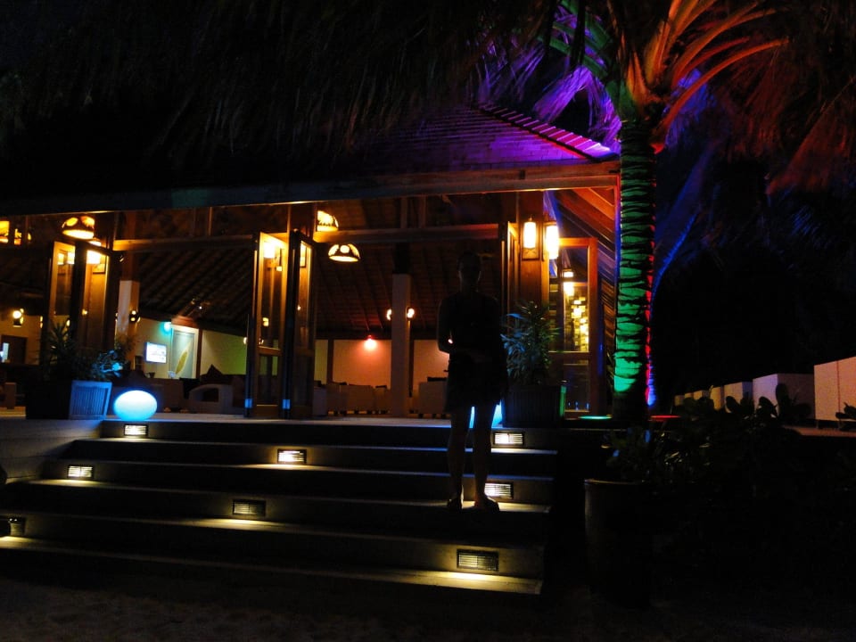 Sunsetbar mit Abendbeleuchtung Vilamendhoo Island Resort & Spa