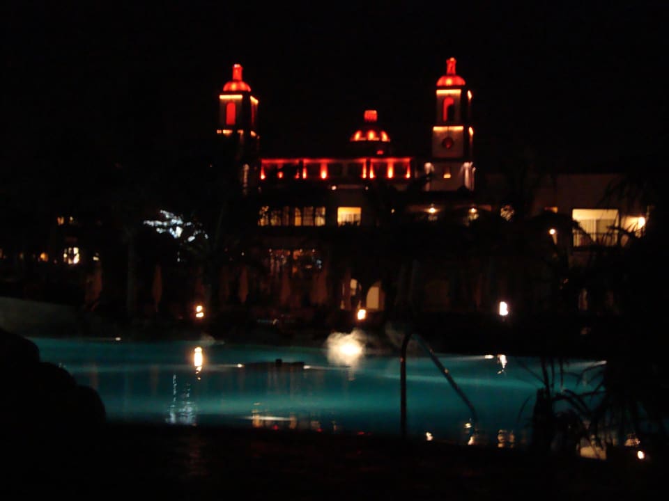 Pool mit "Kirche" in rot Lopesan Villa del Conde Resort & Thalasso