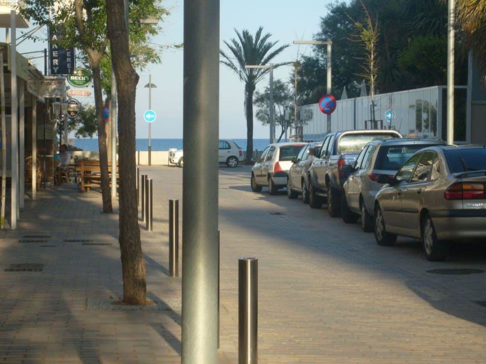 Vor dem Hoteleingang Hostel Los Alamos