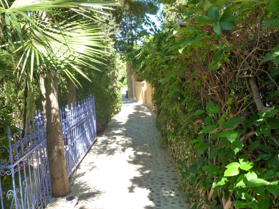 WEGBEGINN ZUM 2. GEBÄUDE Dionysos Hotel