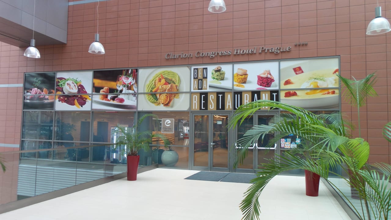 Hoteleingang vom Shopping-Center aus Clarion Congress Hotel Prague