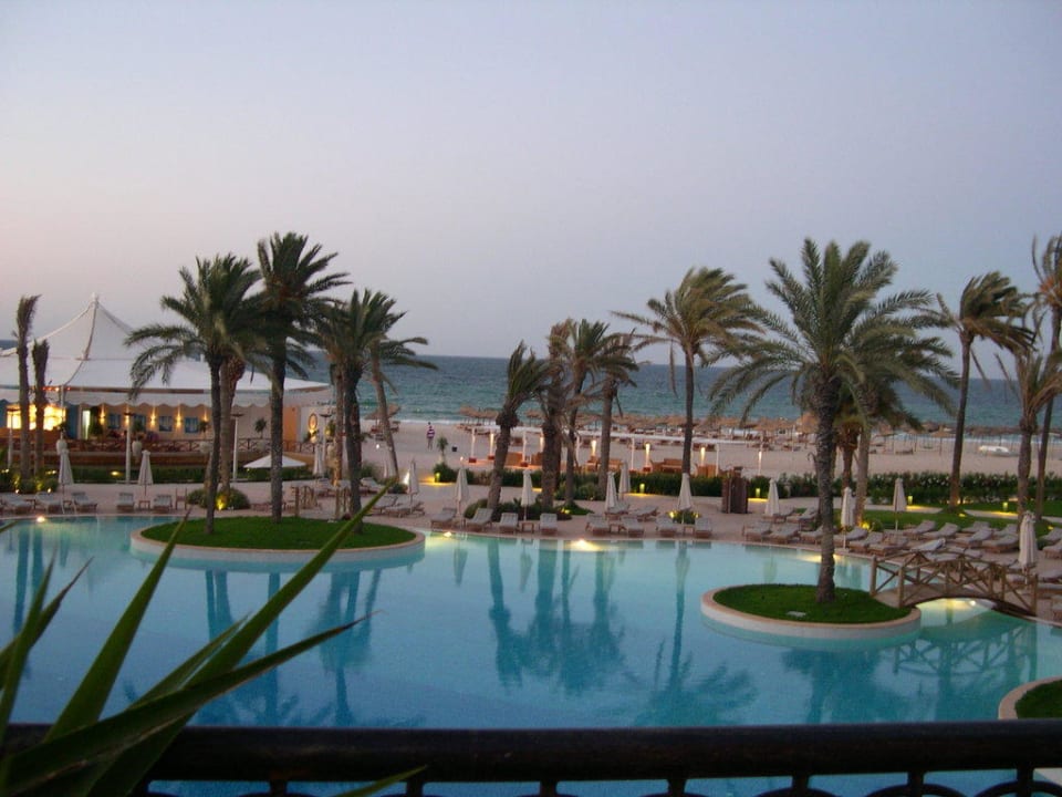 Süßwasserpool und Meer im Hintergrund Mövenpick Resort & Marine Spa Sousse