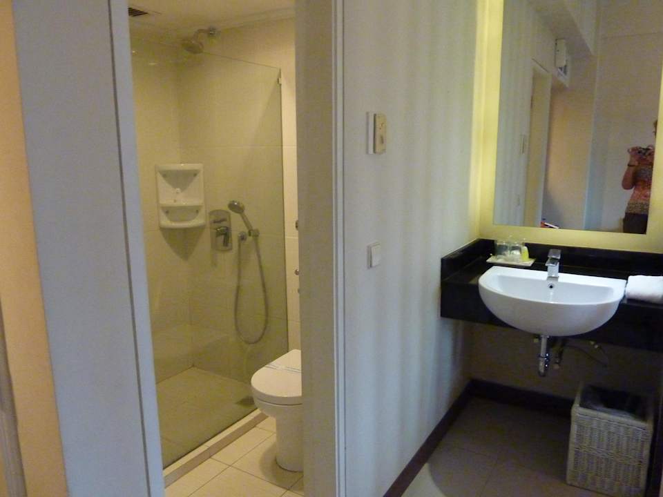 Bad Waschbecken im Schlafbereich Hotel Kartika Graha