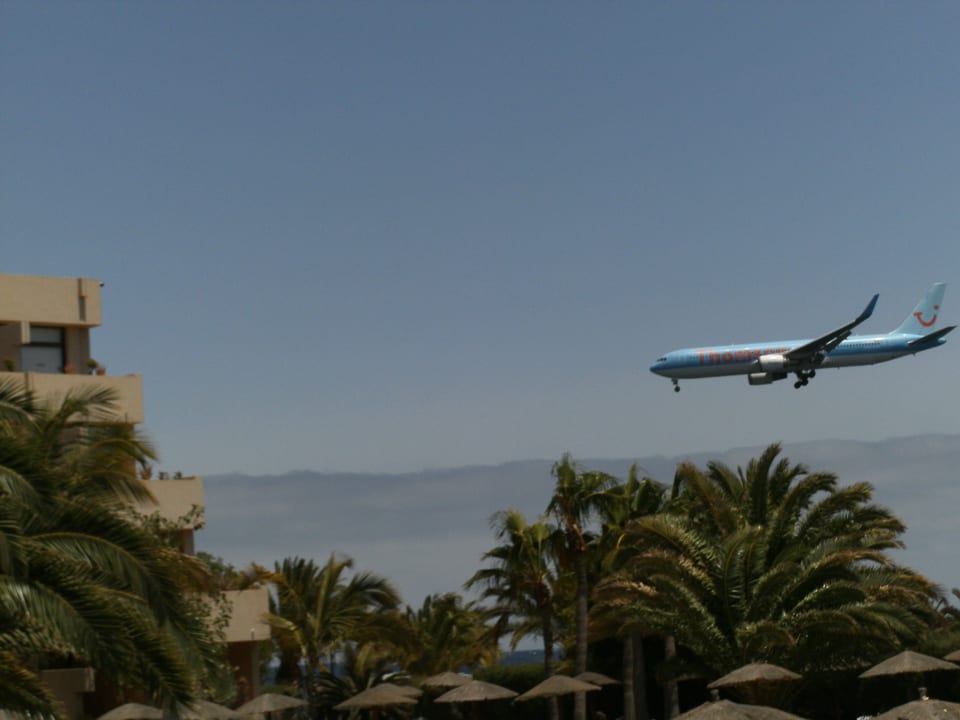 Flieger im Anflug auf Airport Hotel Beatriz Playa & Spa