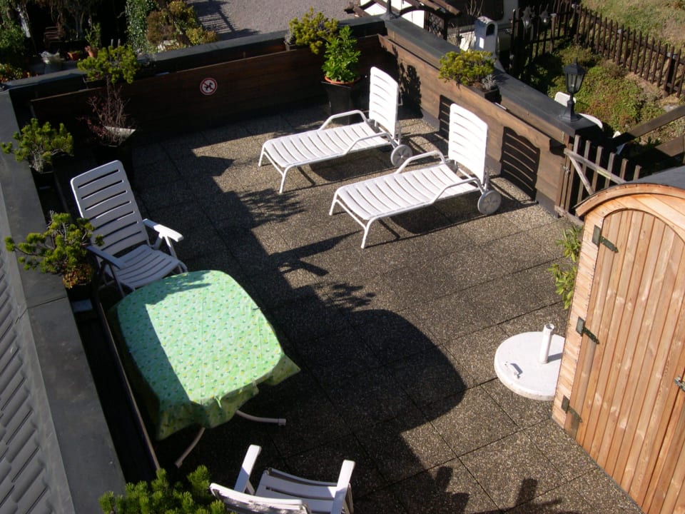 Terrasse mit Sitzgelegenheit und Sonnenliegen Haus Sonnhalde