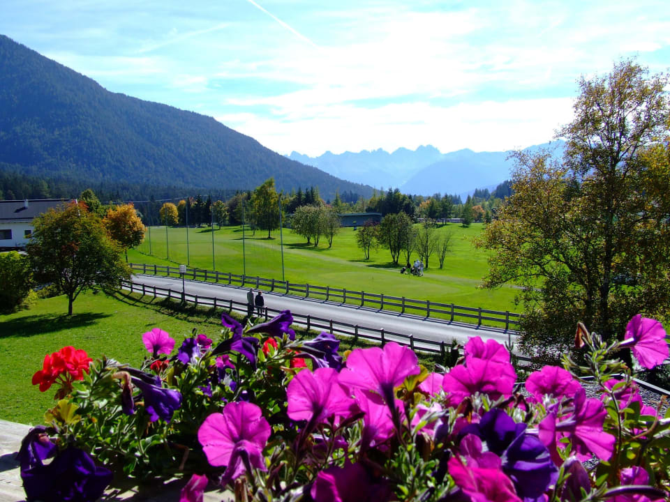 Aussicht vom Balkon über die Golfacademy Seefeld Princess Bergfrieden