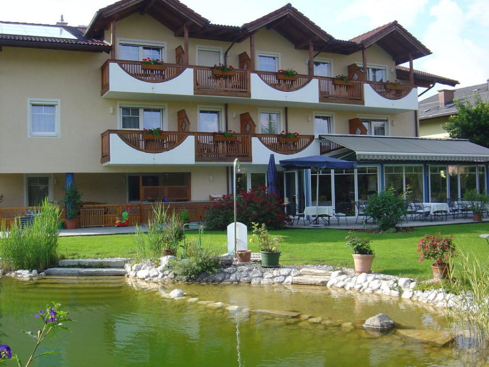 Blick aufs Hotel vom Badeteich aus Hotel Himmelreich
